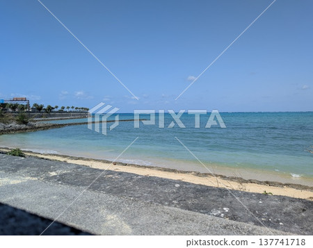 The blue sea of Okinawa on a sunny day 137741718