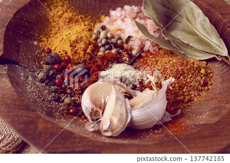 spice mix, garlic and bay leaf, on a wooden plate, close-up, food concept, no people, spice mix, garlic and bay leaf, on a wooden plate, close-up, food concept, no people, 137742185