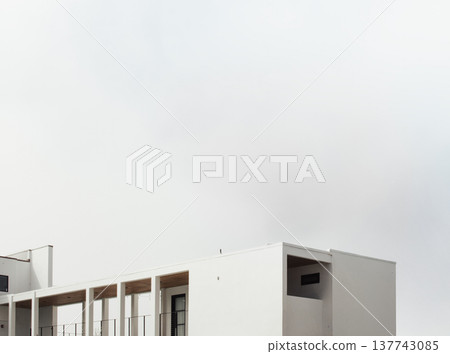Minimal white modern building with copy space 137743085