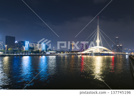 高雄港夜景 / 台灣高雄 137745196