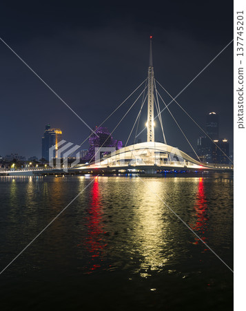 台灣高雄:夜幕下的燈光璀璨的大港橋 / 台灣高雄 台灣高雄:夜幕下的燈光璀璨的大港橋 / 台灣高雄 137745201