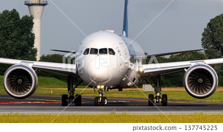 B789 準備起飛 137745225