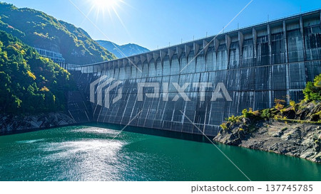 日本的水壩和鬱鬱蔥蔥的水庫。基礎設施背景素材，包括混凝土牆和留白區域。 137745785