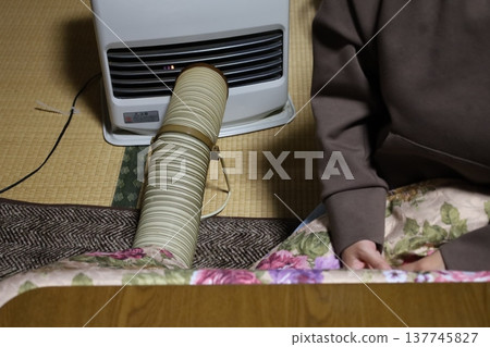 日本典型的冬季景象：人們在屋內用暖桌和煤油風扇取暖。 137745827