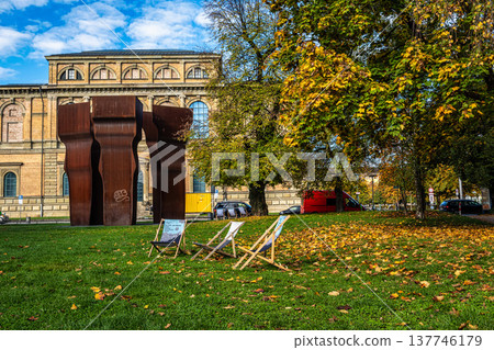 Old Pinakothek museum with the abstract sculpture Buscando la Luz in front Old Pinakothek museum with the abstract sculpture Buscando la Luz in front 137746179