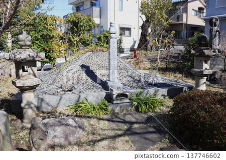 藥師寺的六座土墩，是畠山重忠君的陵墓。 137746602