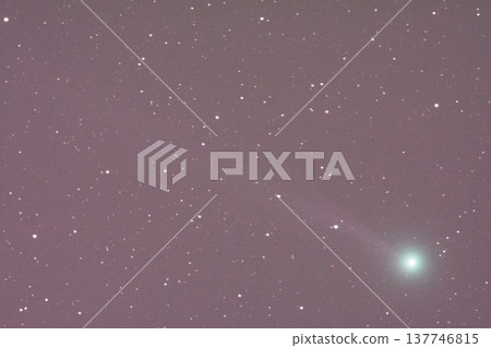 夜空中出現了一顆彗星。 夜空中出現了一顆彗星。 137746815