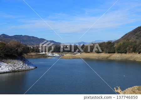 Lake Tsukui in Kanagawa Prefecture is experiencing a record-breaking drought. 137746850
