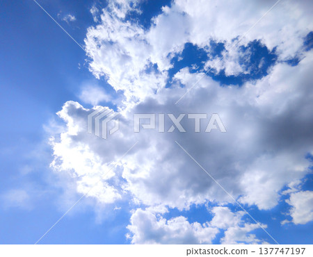 陽光照耀下，白雲藍天。 137747197