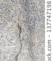 破裂的混凝土 137747198