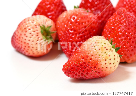 Strawberries (Tochigi Prefecture-grown Tochiaika variety) 137747417
