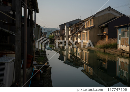 Photographing the old-fashioned, retro scenery of the Yoshiwara district of Maizuru City, a fishing town Photographing the old-fashioned, retro scenery of the Yoshiwara district of Maizuru City, a fishing town 137747506