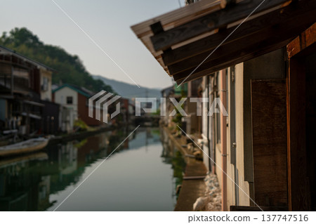 Photographing the old-fashioned, retro scenery of the Yoshiwara district of Maizuru City, a fishing town Photographing the old-fashioned, retro scenery of the Yoshiwara district of Maizuru City, a fishing town 137747516