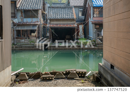 Photographing the old-fashioned, retro scenery of the Yoshiwara district of Maizuru City, a fishing town Photographing the old-fashioned, retro scenery of the Yoshiwara district of Maizuru City, a fishing town 137747520