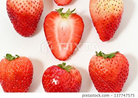Strawberries (Tochigi Prefecture-grown Tochiaika variety) Strawberries (Tochigi Prefecture-grown Tochiaika variety) 137747575