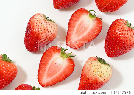 Strawberries (Tochigi Prefecture-grown Tochiaika variety) 137747576