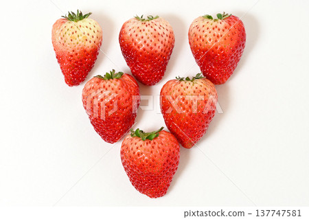 Strawberries (Tochigi Prefecture-grown Tochiaika variety) 137747581