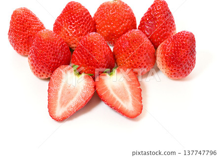 Strawberries (Tochigi Prefecture-grown Tochiaika variety) 137747796
