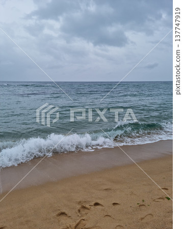 It is a seascape full of dark clouds. 137747919