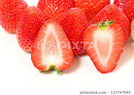 Strawberries (Tochigi Prefecture-grown Tochiaika variety) 137747945