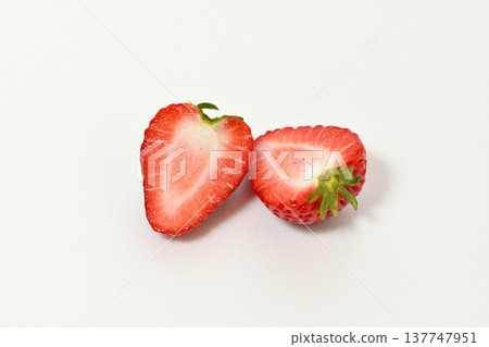 Strawberries (Tochigi Prefecture-grown Tochiaika variety) 137747951