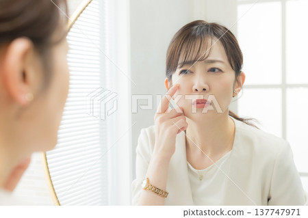 Women who are concerned about skin problems Women who are concerned about skin problems 137747971