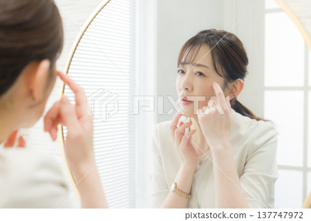 Women who are concerned about skin problems Women who are concerned about skin problems 137747972
