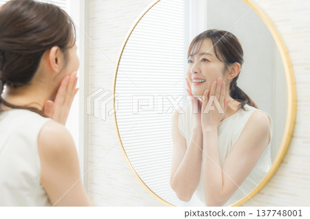 女人對著鏡子化妝 137748001