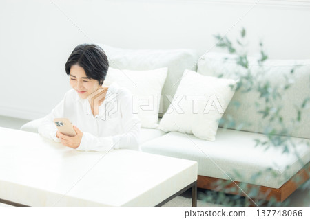 A woman watching a smartphone 137748066