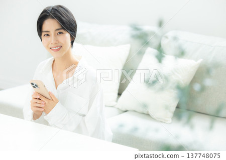 A woman watching a smartphone 137748075