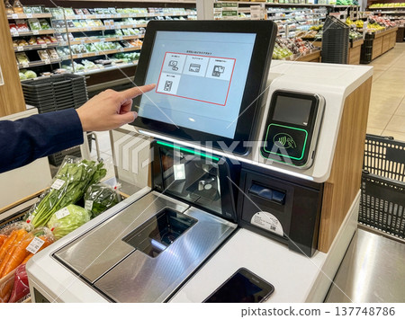 在超市自助結帳時使用智慧型手機付款。 137748786