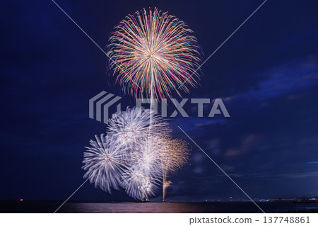 夏日夜空綻放的大型煙花 137748861