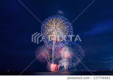 著色夏夜天空的煙花 137748862