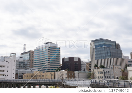 從日本大通望去,可以看到沿街的建築群。 從日本大通望去,可以看到沿街的建築群。 137749042