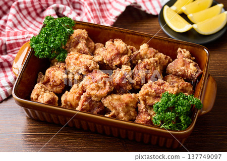 炸雞盛在大盤子裡 137749097