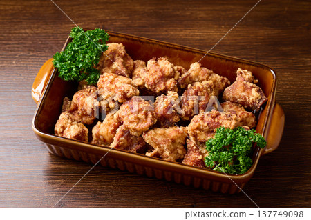 炸雞盛在大盤子裡 137749098