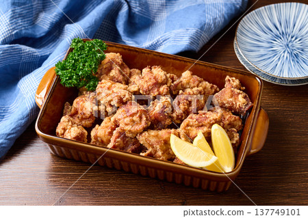 Deep fried chicken served on a large plate Deep fried chicken served on a large plate 137749101