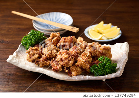 炸雞盛在大盤子裡 炸雞盛在大盤子裡 137749294