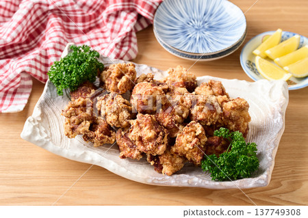 炸雞盛在大盤子裡 137749308