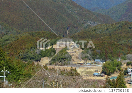 遠處可見隱匿於山巒之中的赤城（三重縣熊野市） 137750138