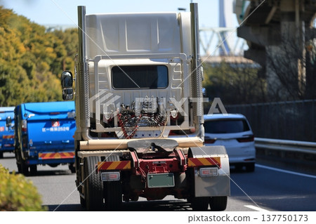 Tractor head image 137750173
