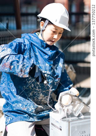 Female painter preparing for strong sunlight Female painter preparing for strong sunlight 137750212