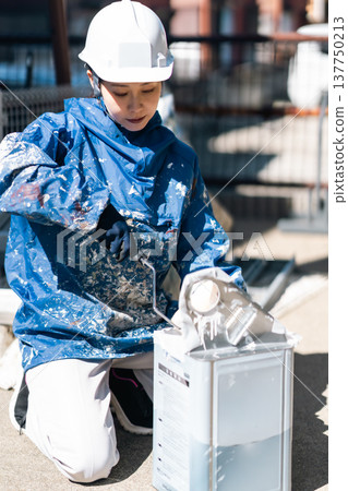 Female painter preparing for strong sunlight 137750213