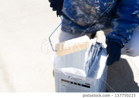 女油漆工的手拿著滾筒 137750215