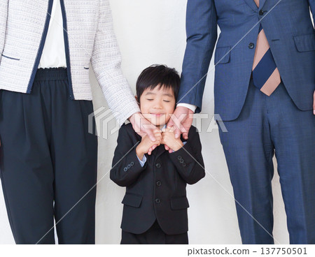 Families attending kindergarten graduation and elementary school entrance ceremonies 137750501