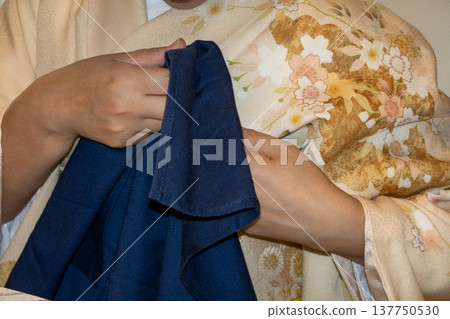 我不小心把飲料灑在了和服前面。 137750530