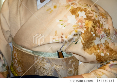 I spilled my drink on the front of my kimono. 137750531