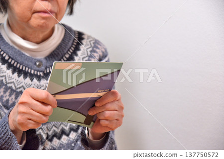 老年人檢查他們的儲蓄存摺 137750572