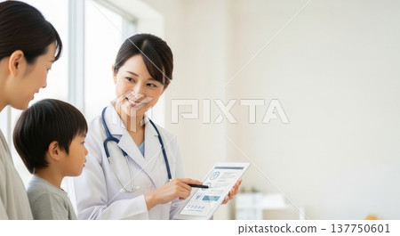 一張高解析度的健康教育圖片，描繪了一位日本醫生在兒科診所向兒童及其父母解釋醫療程序。 137750601
