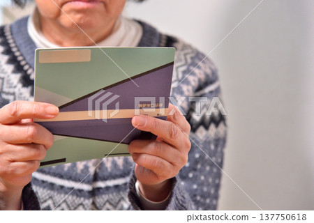 老年人檢查他們的儲蓄存摺 老年人檢查他們的儲蓄存摺 137750618